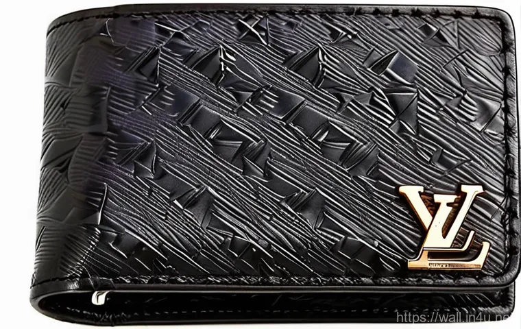 루이비통 남성용 지갑과 여성용 지갑의 차이 - A close-up, high-angle shot of a sophisticated Louis Vuitton men's bi-fold wallet in Damier Graphite...