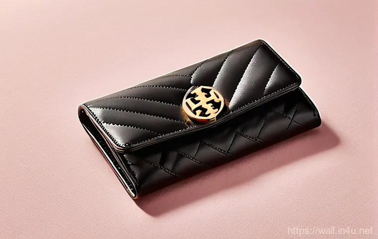 토리버치 키라 지갑과 엘라 지갑 비교 - Here are three detailed image prompts in English: 토리버치 키라 지갑과 엘라 지갑 비교 - Here are three detailed image prompts in English: