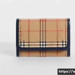 버버리 빈티지 체크 지갑 추천 - A close-up image of a luxurious Burberry vintage check card wallet showcasing the classic beige chec...