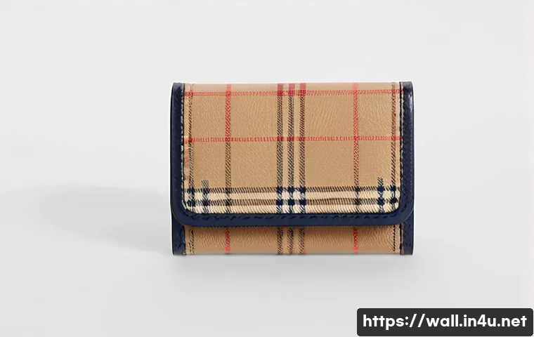 버버리 빈티지 체크 지갑 추천 - A close-up image of a luxurious Burberry vintage check card wallet showcasing the classic beige chec...